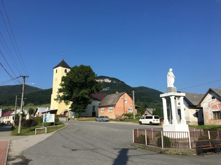 Saint Lawrence Church, Zliechov: A Historic Parish Church in Slovakia