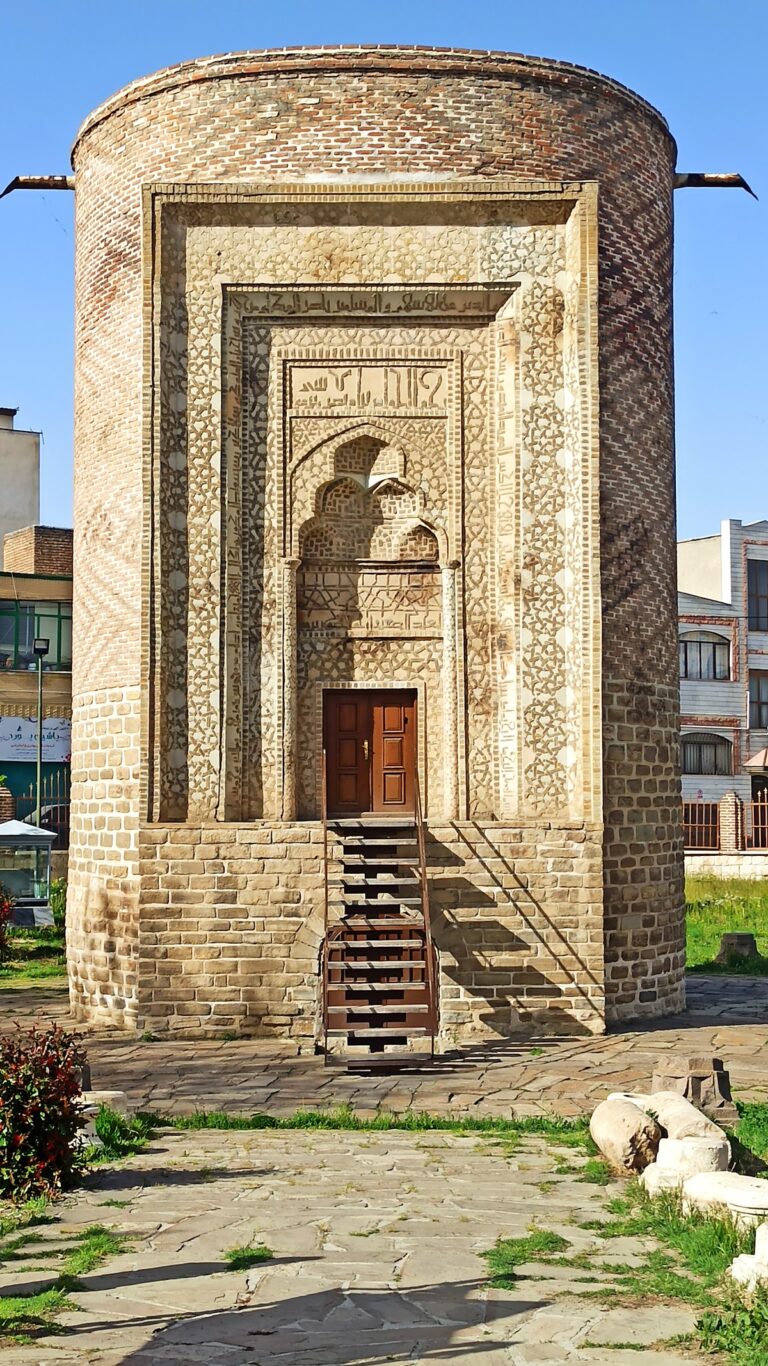 Seh Gonbad Tower: A Seljuk Funerary Monument in Iran