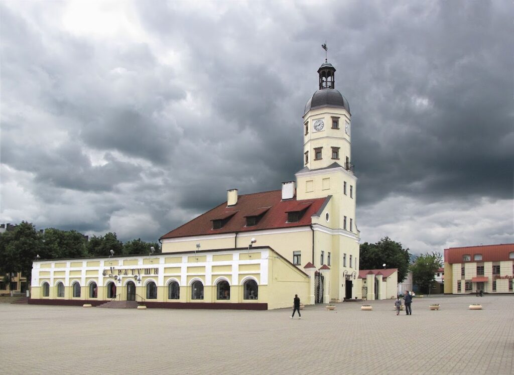 Town Hall in Niasviž: Municipal and Commercial Centre of Belarus 1 Town hall in Niasviž