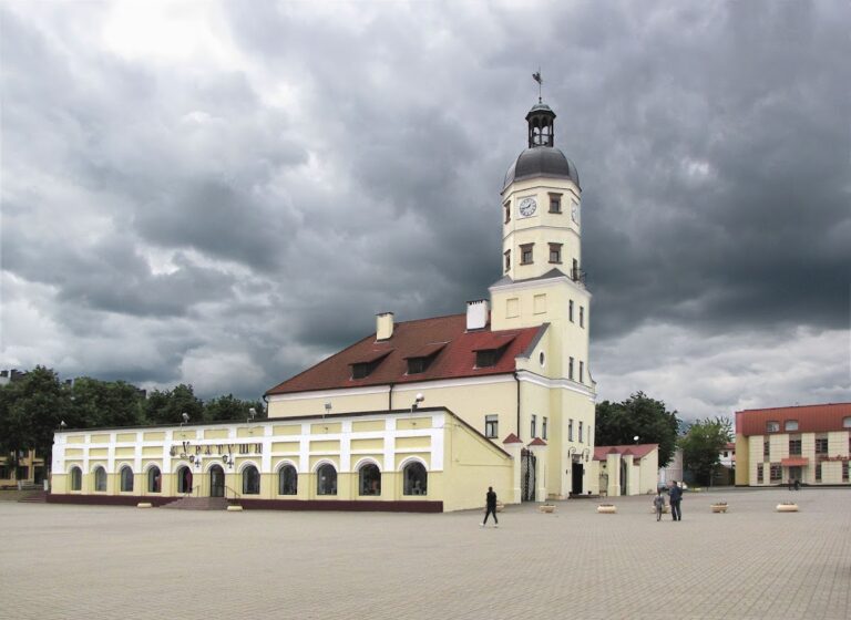 Town hall in Niasviž: Civic building and marketplace in Belarus