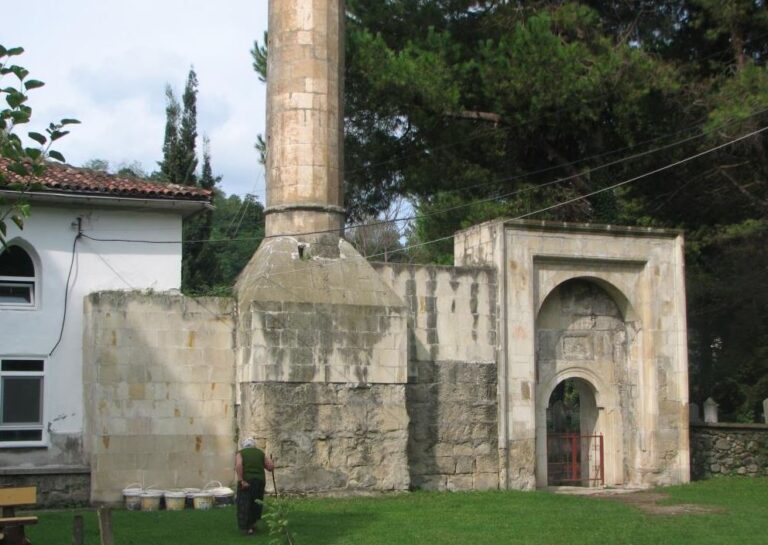 Eskipazar Mosque: A Medieval Beylik Mosque in Türkiye