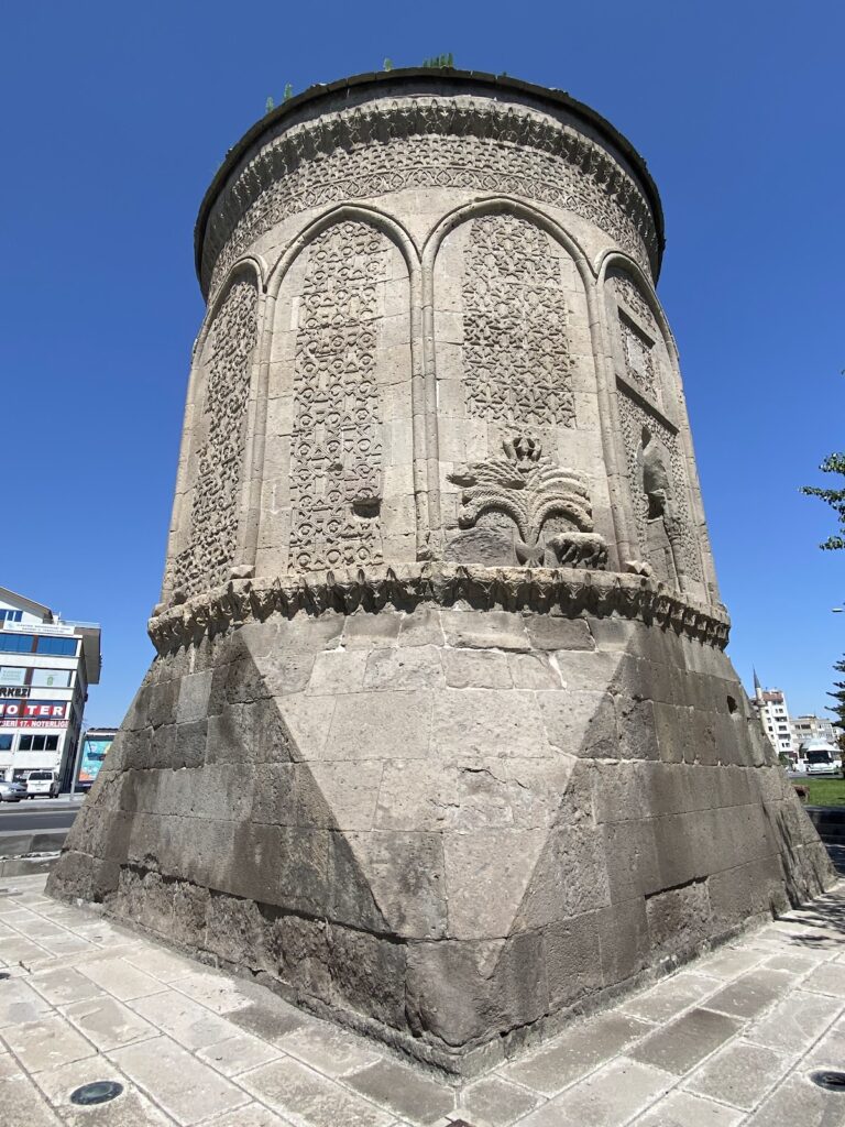 Döner Kümbet: An Anatolian Seljuk Mausoleum in Kayseri
