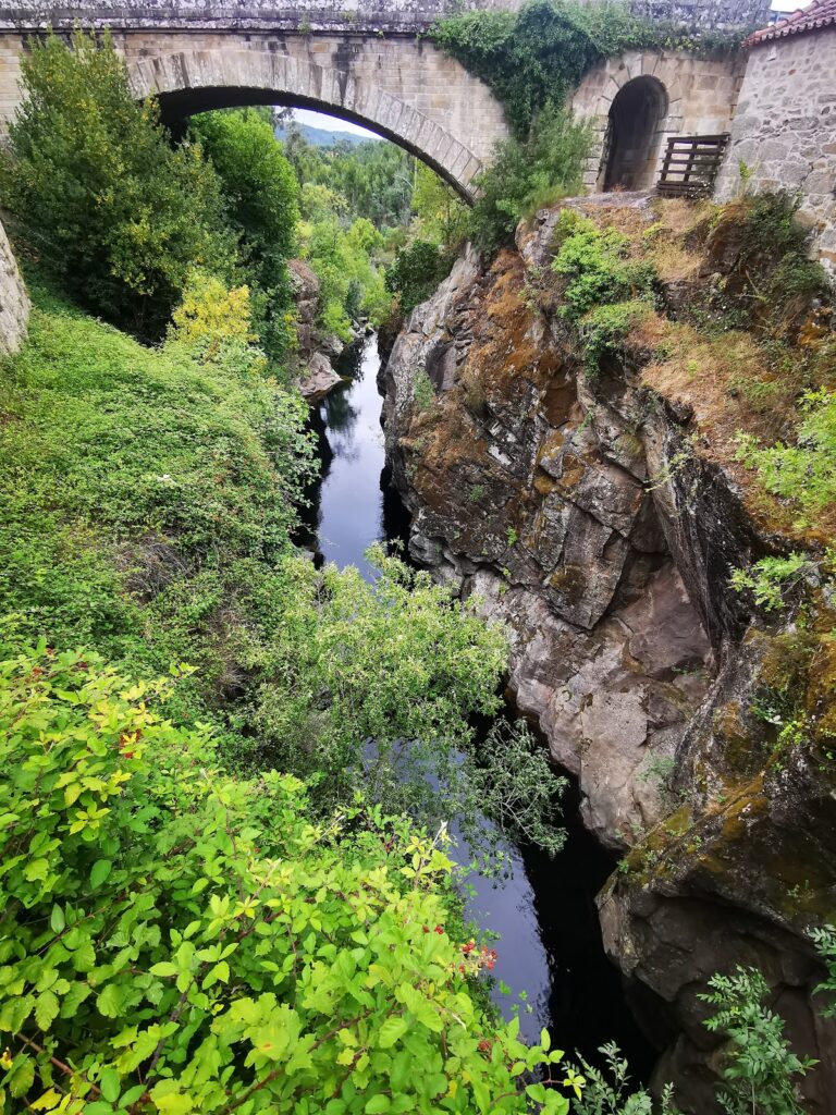 Ponte medieval que atravessa o rio de Mouro in Portugal: medieval bridge with Roman origins