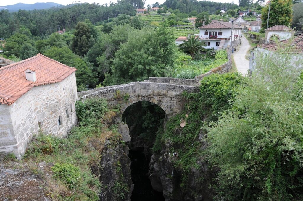 Medieval Bridge over the Mouro River in Portugal 2 Ponte medieval que atravessa o rio de Mouro
