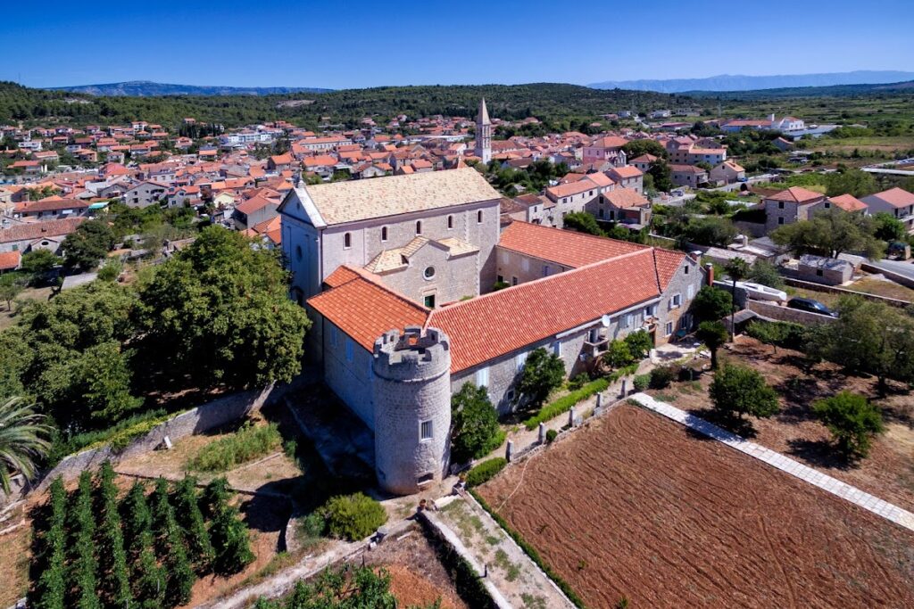 Dominican Monastery of St. Peter Martyr: A Fortified Gothic Monastery in Croatia 2 Dominikanski samostan (Stari Grad)