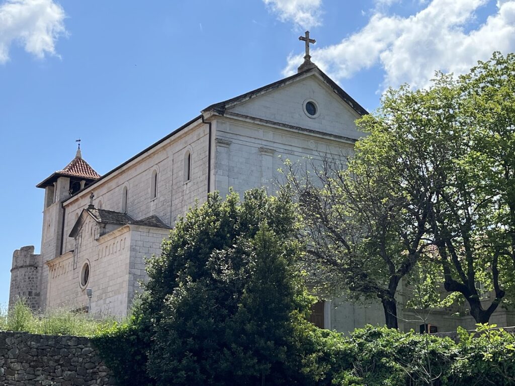 Dominican Monastery of St. Peter Martyr: A Fortified Gothic Monastery in Croatia 3 Dominikanski samostan (Stari Grad)