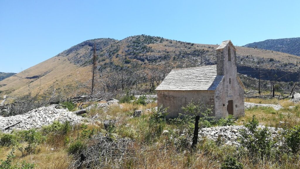 Church of St Michael in Žrnovnica: A Medieval Roman Catholic Church 2 Crkva sv. Mihovila u Žrnovnici
