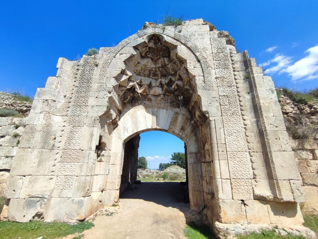 Evdir Han: A Seljuk Caravanserai in Türkiye 1 Evdir Han