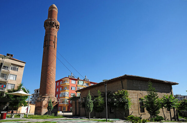 Aksaray Red Mosque: An Anatolian Seljuk Mosque and Leaning Minaret