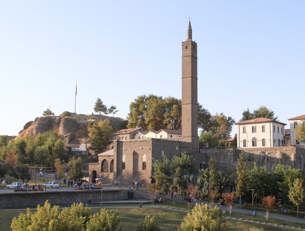 Hazreti Süleyman Mosque: An Inalid and Ottoman Mosque in Diyarbakır 1 Hazreti Süleyman Mosque
