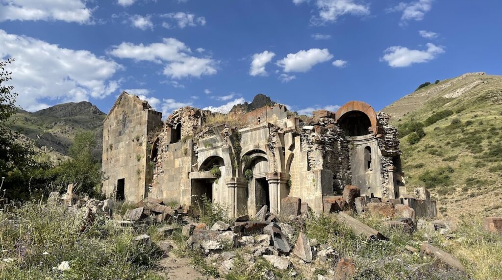 Arates Monastery: A Medieval Armenian Apostolic Monastery in Armenia 2 Arates monastery