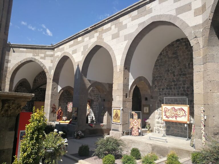 Köşkmedrese: An Eretna Khanqah and Madrasa in Kayseri