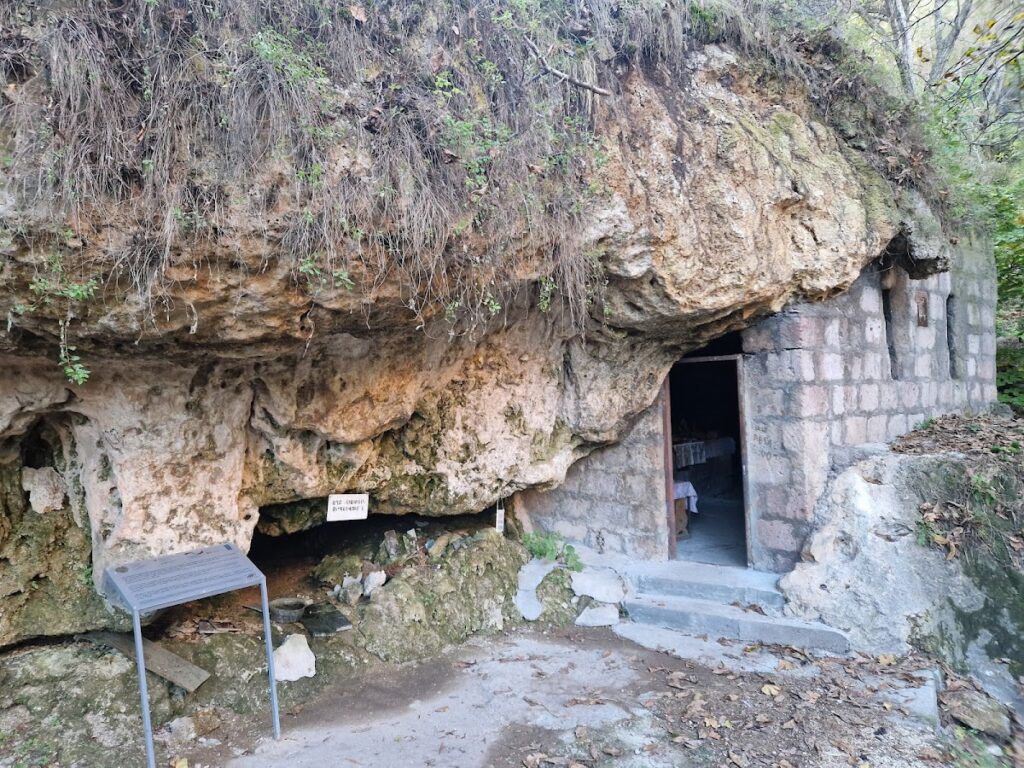 Jrovank Chapel: A Twelfth-Century Chapel and Natural Monument 2 Jrovank Chapel