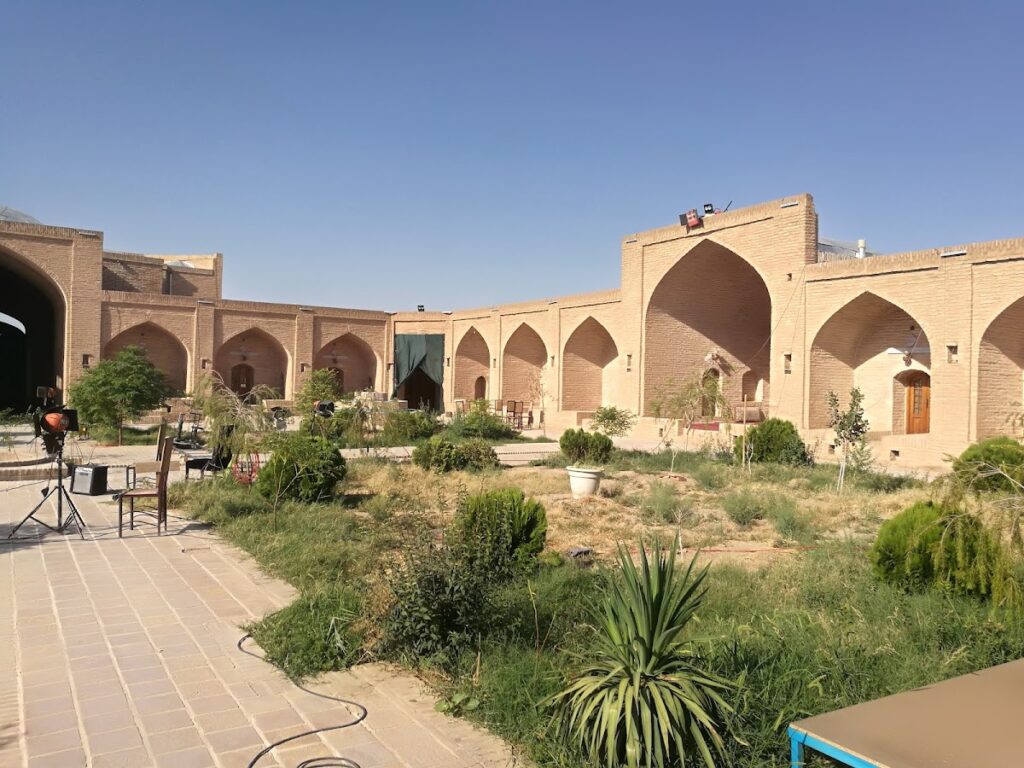 Dehnamak Caravanserai: A Safavid Roadside Complex in Iran 1 Dehnamak Caravanserai