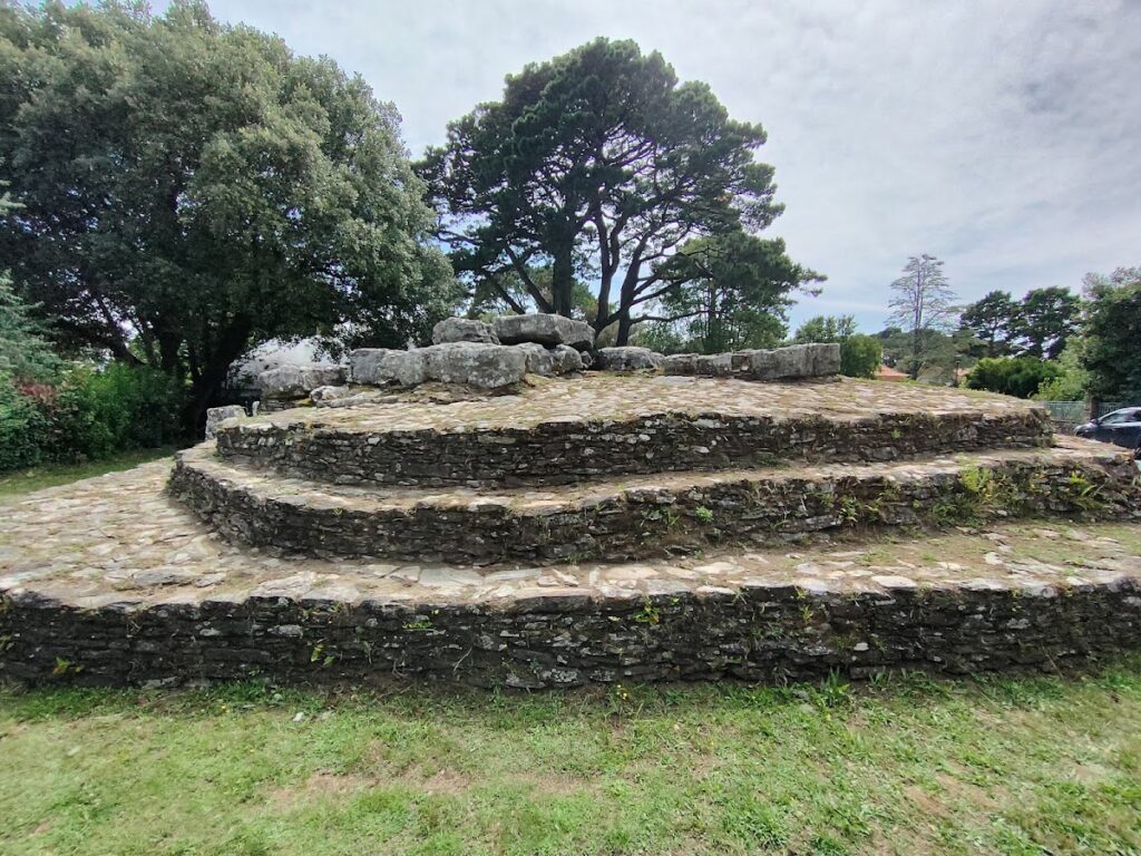 Les Mousseaux Tumulus: A Neolithic Megalithic Monument in France 2 Les Mousseaux tumulus