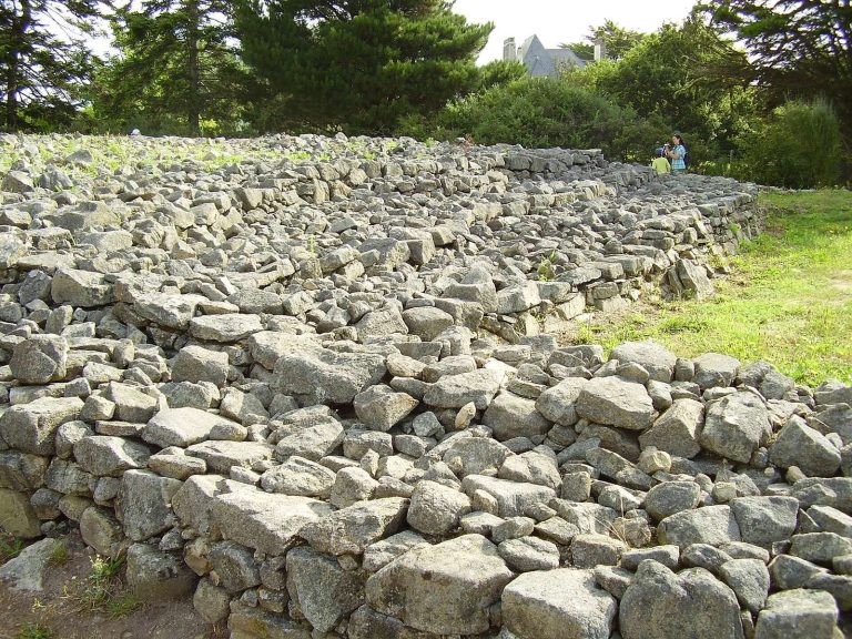 Tumulus d’Er Grah: A Neolithic Megalithic Tomb at Locmariaquer