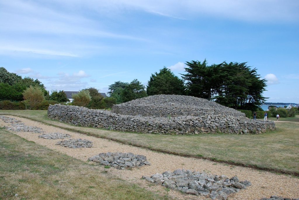 Tumulus d'Er Grah: A Neolithic Megalithic Tomb at Locmariaquer 2 tumulus d'Er Grah