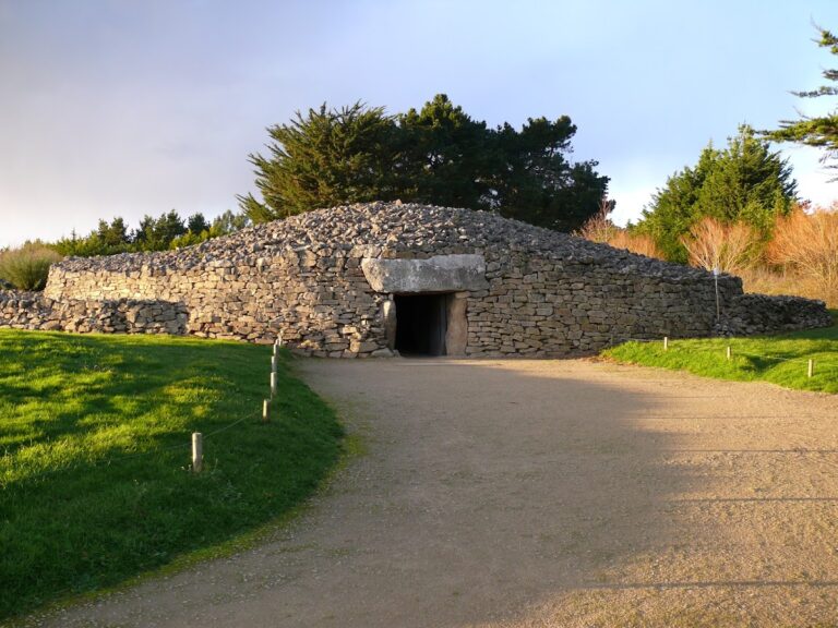 Menhir d’Er Grah: A Neolithic Megalith at Locmariaquer