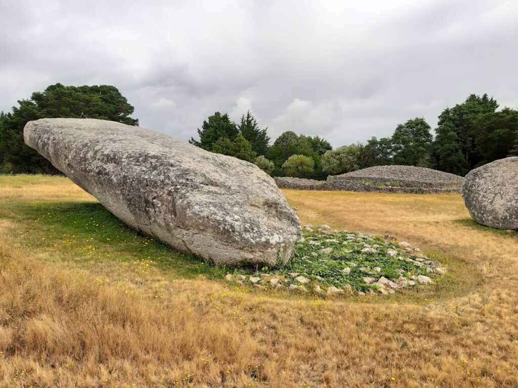Menhir d’Er Grah: A Neolithic Megalith at Locmariaquer 3 menhir d'Er Grah