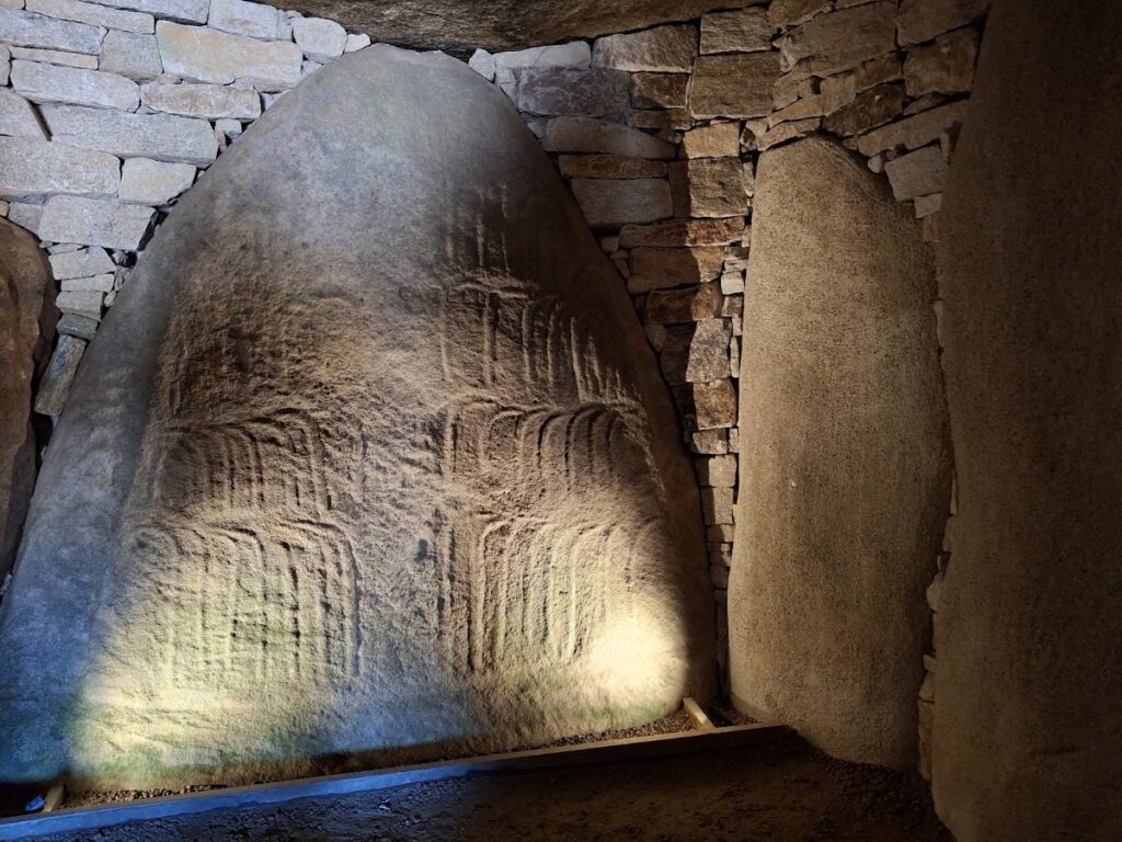 Menhir d’Er Grah: A Neolithic Megalith at Locmariaquer 4 menhir d'Er Grah