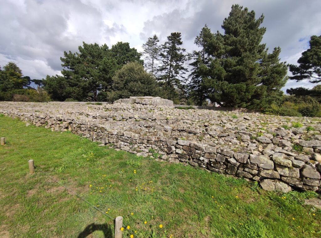 Menhir d’Er Grah: A Neolithic Megalith at Locmariaquer 5 menhir d'Er Grah