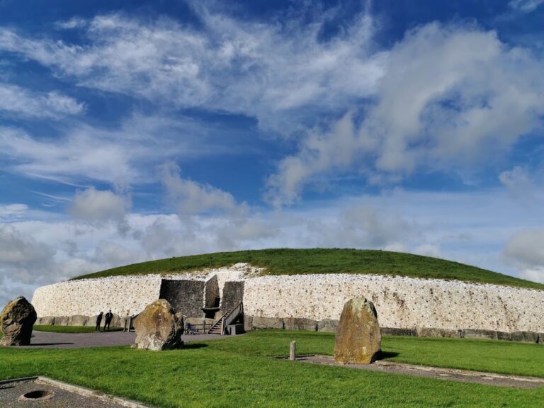 Brú na Bóinne: Neolithic Passage-Tomb and Ritual Landscape in Ireland
