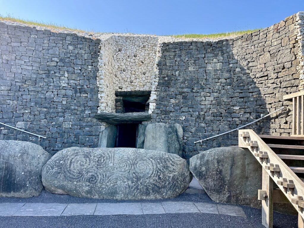 Brú na Bóinne: Neolithic Passage-Tomb and Ritual Landscape in Ireland 3 Brú na Bóinne