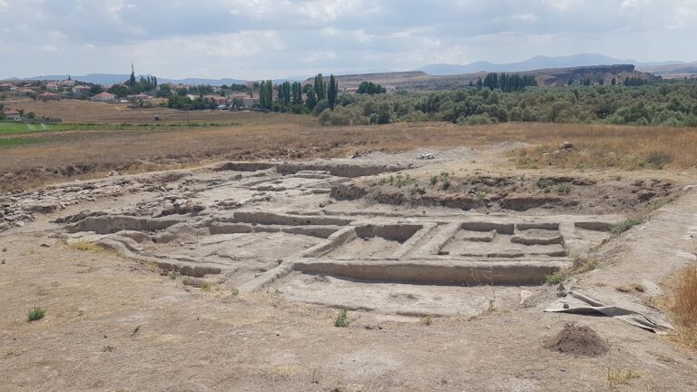 Aşıklı Höyük: An Early Neolithic Mound Settlement in Turkey