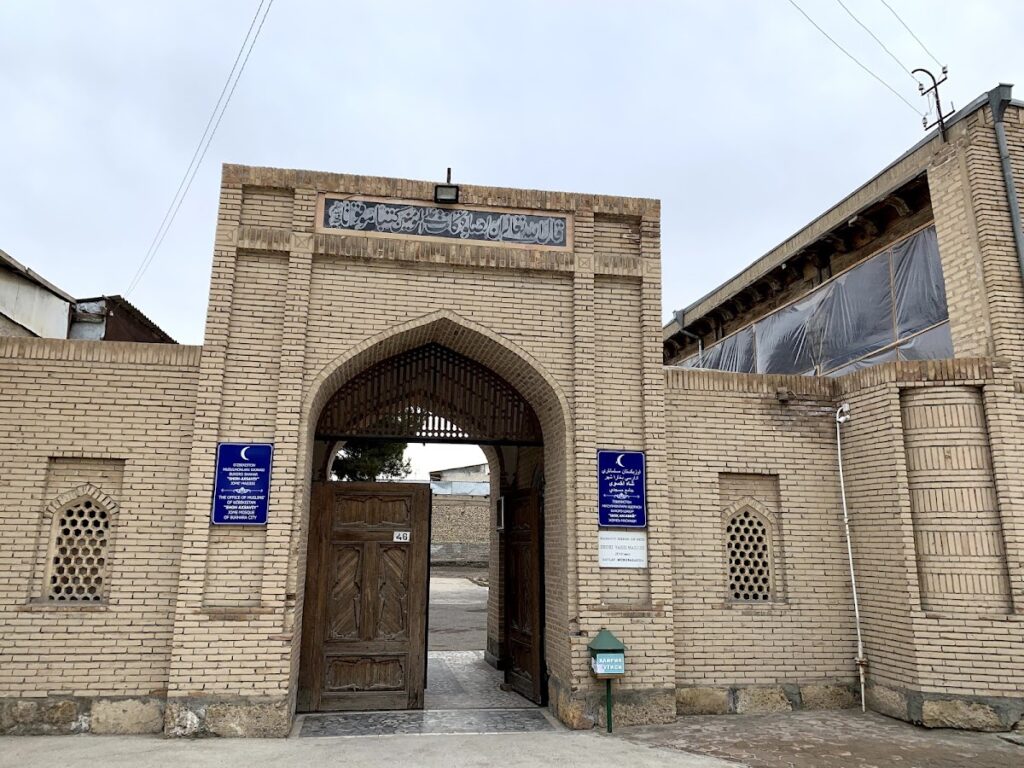 Shohi Ahsi Mosque: A Seventeenth-Century Quarter Mosque in Bukhara 1 Shohi Ahsi Mosque