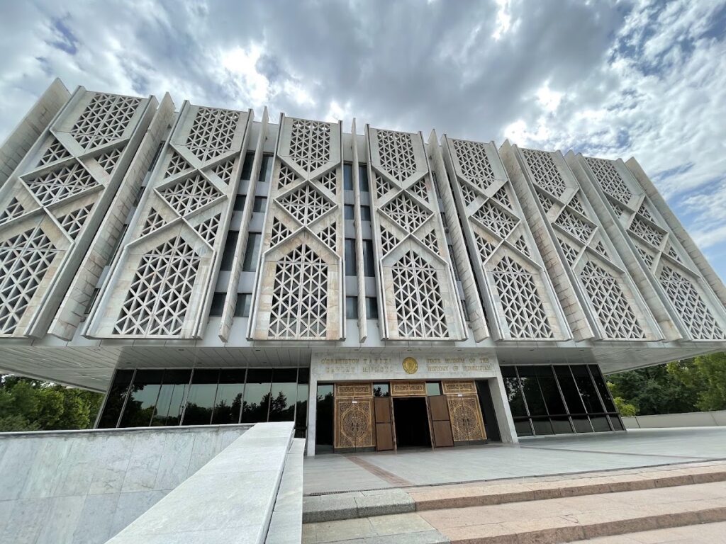 State Museum of History of Uzbekistan: A Museum of Central Asian Heritage 1 State Museum of History of Uzbekistan