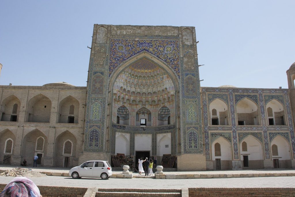 Madrasa of 'Abd al-'Aziz Khan: A Seventeenth-Century Islamic School in Bukhara 4 Madrasa of 'Abd al-'Aziz Khan