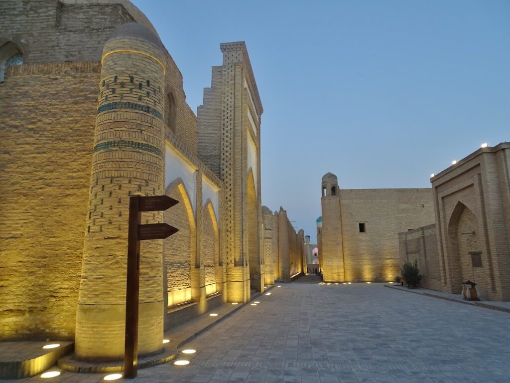 Muhammad Amin Inoq Madrasa: An Eighteenth-Century Islamic School in Khiva 1 Muhammad Amin Inoq Madrasa