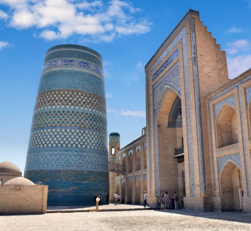 Kalta Minor: An Unfinished Memorial Minaret in Khiva 1 Kalta Minor