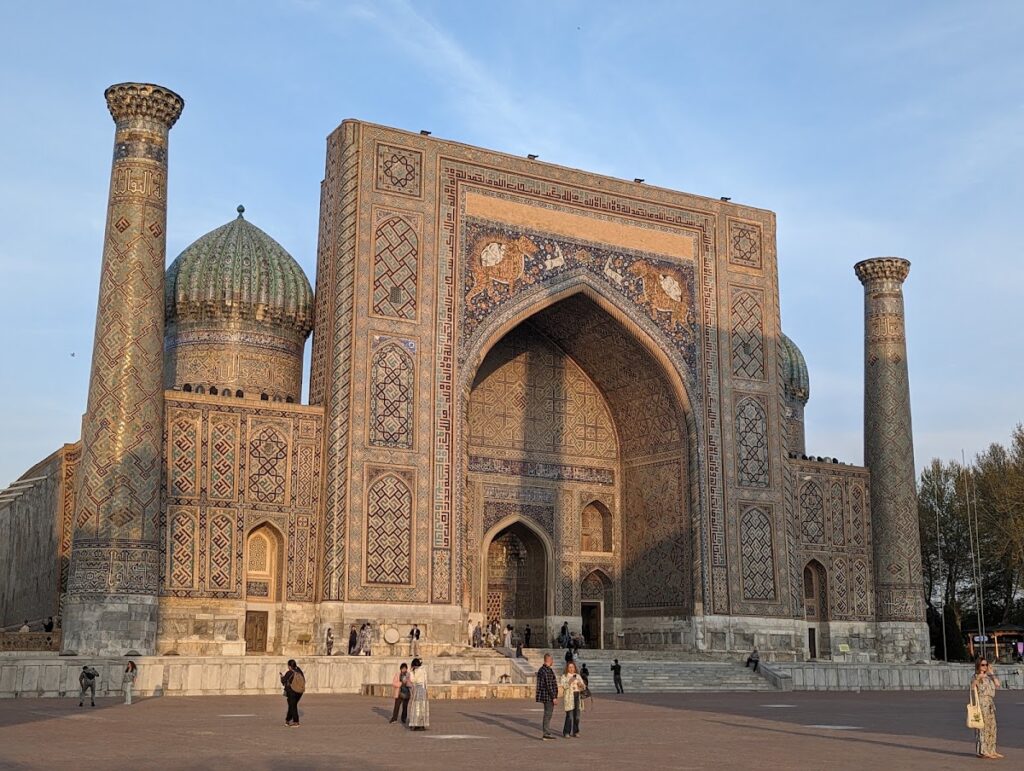 Bibi-Khanym Mosque: A Timurid Monument in Samarkand 1 Bibi-Khanym Mosque
