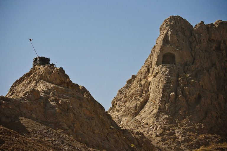Chil Zena: A Mughal Rock Portico and Staircase in Kandahar