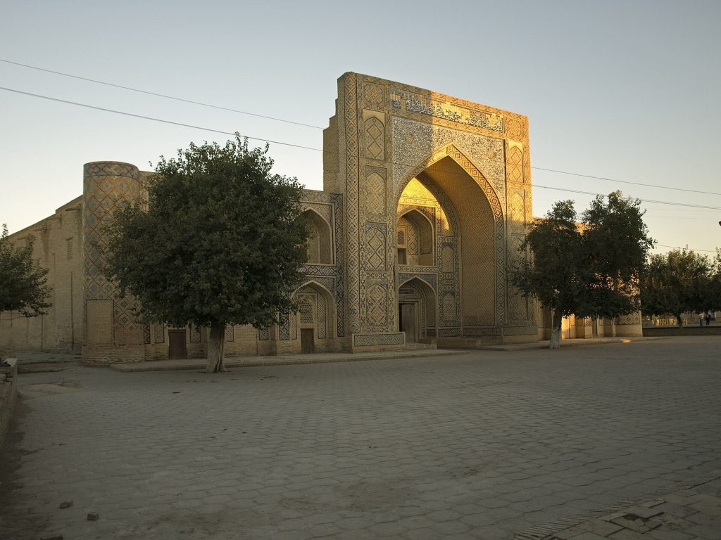 Modari Khan Madrasa: A Sixteenth-Century Islamic School in Bukhara 2 Modari Khan Madrasa