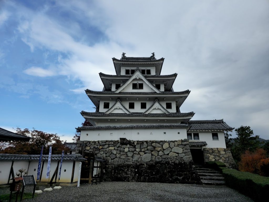Gujō Hachiman Castle: A Mountain Fortress in Japan 2 Gujō Hachiman Castle