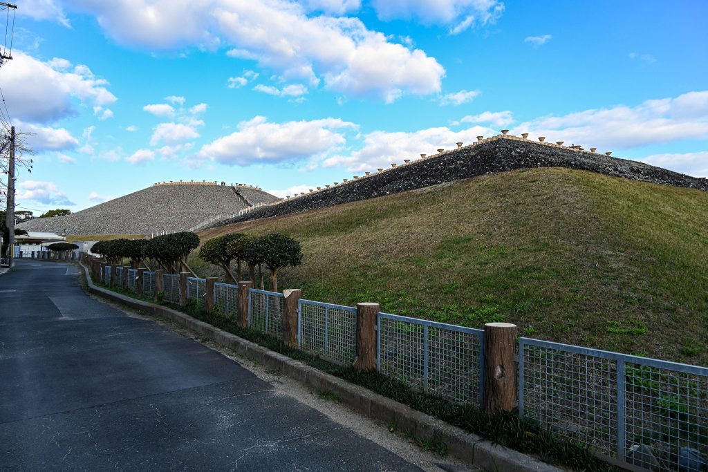 Goshikizuka Kofun: A Keyhole-Shaped Burial Mound in Kobe, Japan 4 Goshikizuka kofun