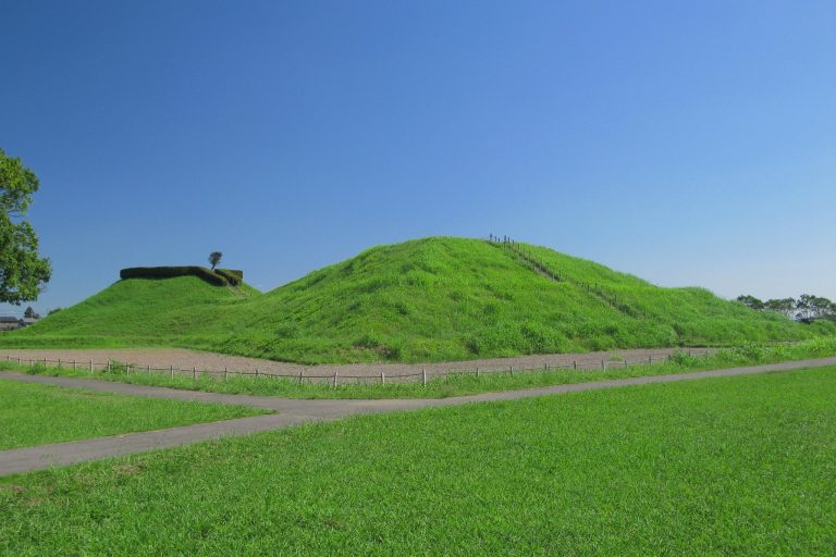 Inariyama Kofun: A Keyhole-Shaped Burial Mound in Japan