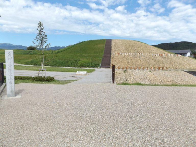 Hiruiōzuka Kofun: A Keyhole-Shaped Burial Mound in Gifu