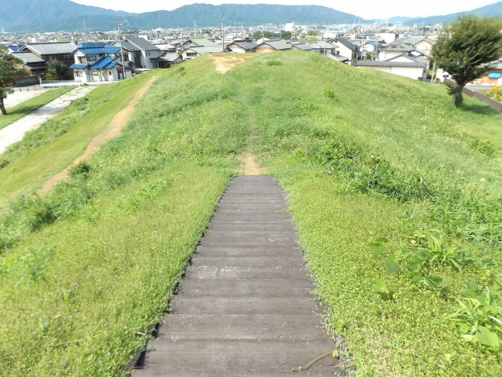 Hiruiōzuka Kofun: A Keyhole-Shaped Burial Mound in Gifu 2 Hiruiōzuka Kofun