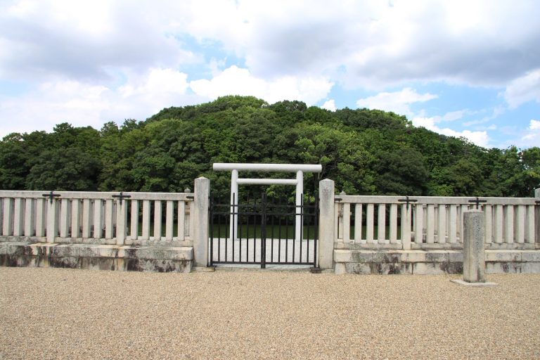 Hōraiyama Kofun: A Keyhole-Shaped Burial Mound in Japan