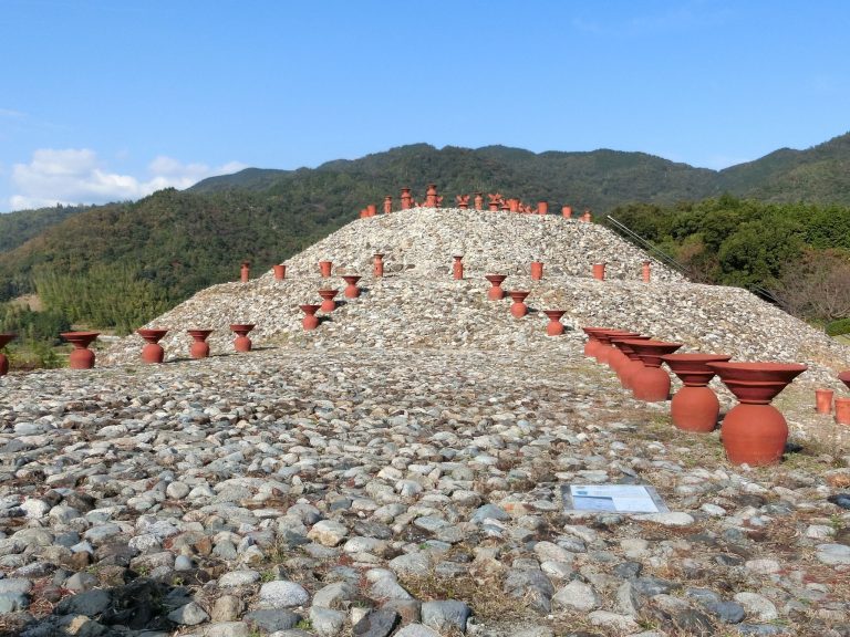 Yanai Chausuyama Kofun: A Keyhole-Shaped Burial Mound in Japan
