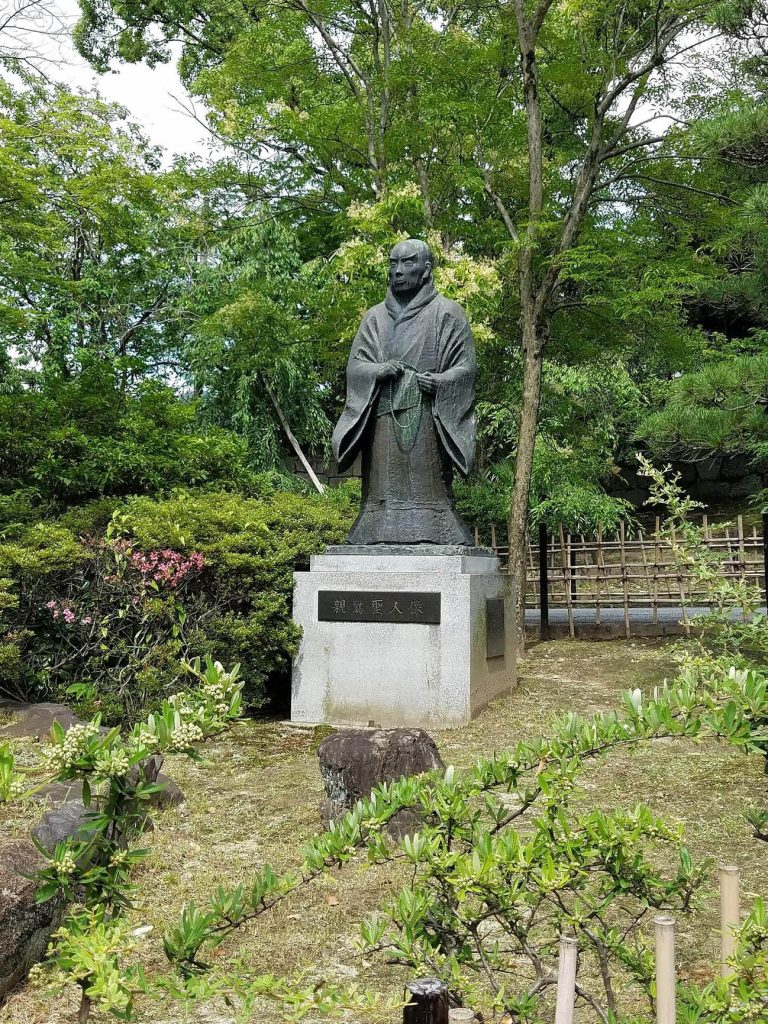 Nishi Ōtani: A Honganji Mausoleum and Cemetery in Kyoto 2 Nishi Ōtani
