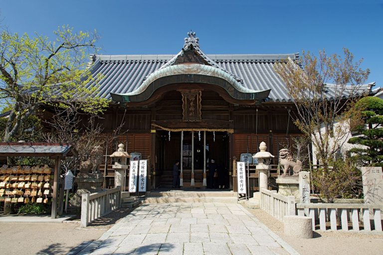 Kakinomoto Shrine: A Shinto Shrine of Waka Poetry in Akashi, Japan