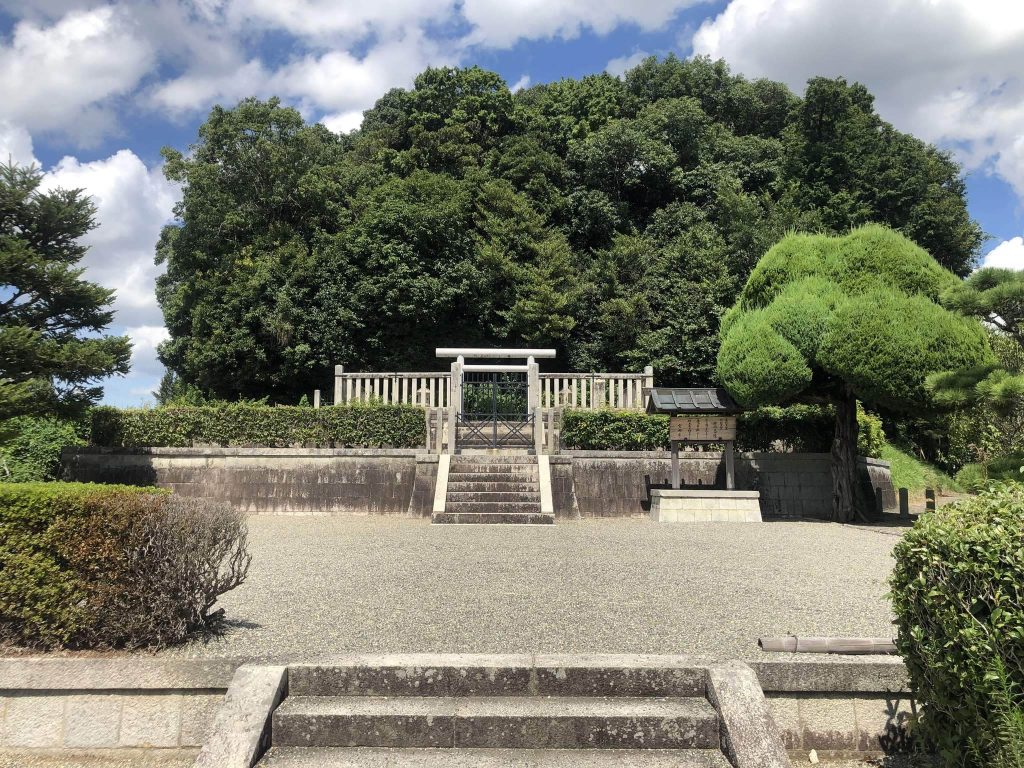 Noguchi Royal Tomb: The Joint Mausoleum of Emperor Tenmu and Empress Jito 3 Noguchi Royal Tomb