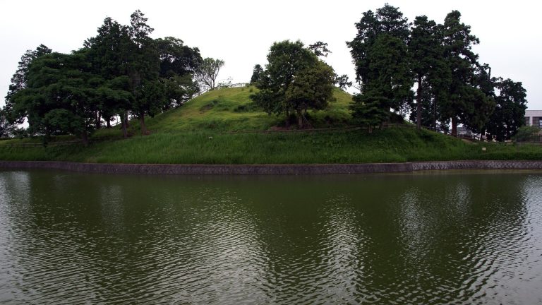 Kurozuka Kofun: An Early Kofun-Period Keyhole Burial Mound in Japan