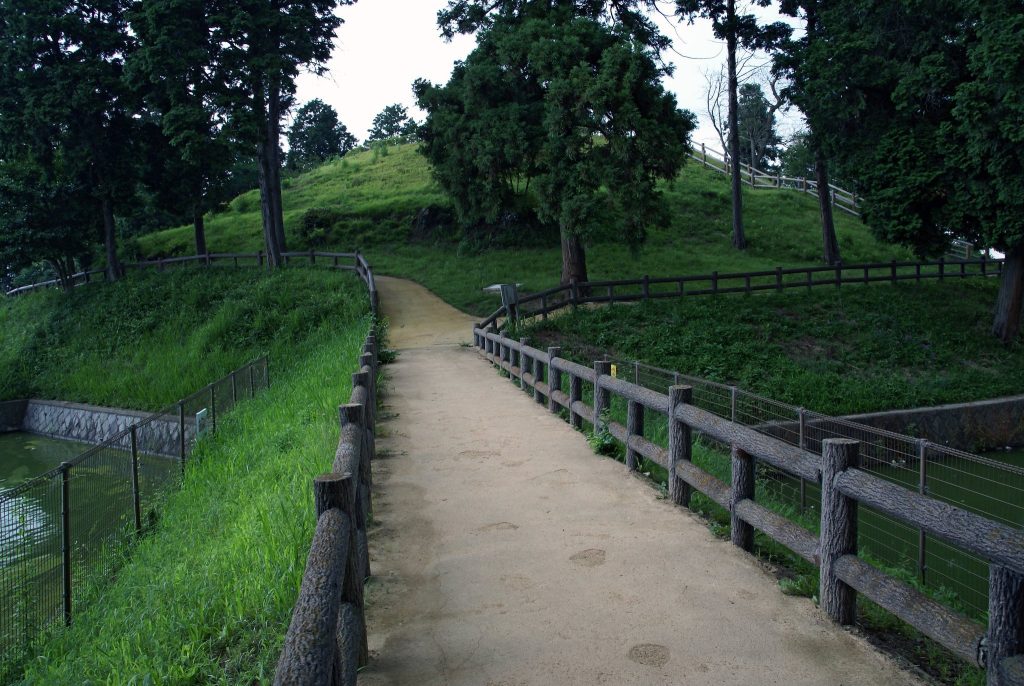 Kurozuka Kofun: An Early Kofun-Period Keyhole Burial Mound in Japan 2 Kurozuka Kofun