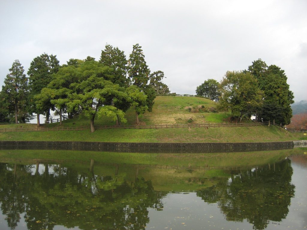 Kurozuka Kofun: An Early Kofun-Period Keyhole Burial Mound in Japan 5 Kurozuka Kofun