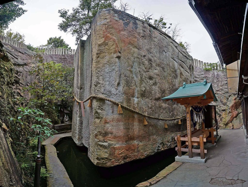 Ishi-no-Hōden: A Megalithic Monument and Sacred Object in Japan 2 Ishi-no-Hōden